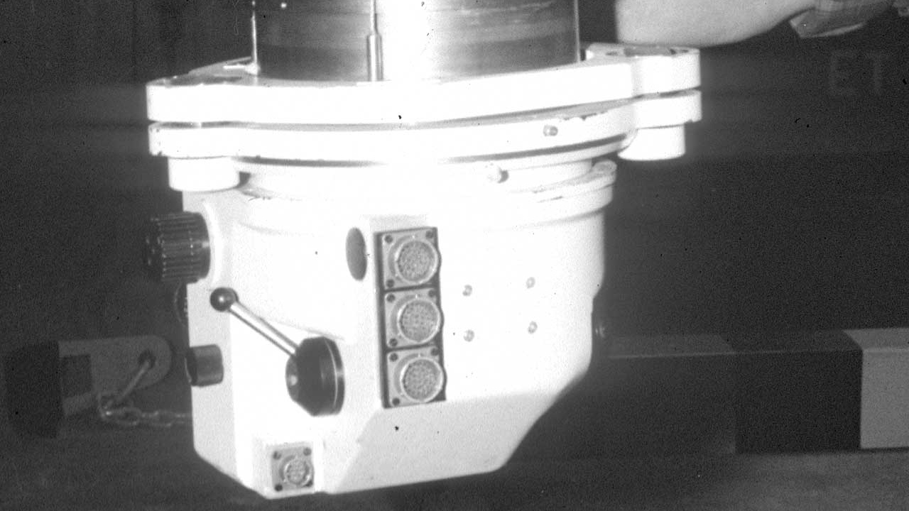 Erstes stabilisiertes Rundblickperiskop der Welt für gepanzerte Fahrzeuge