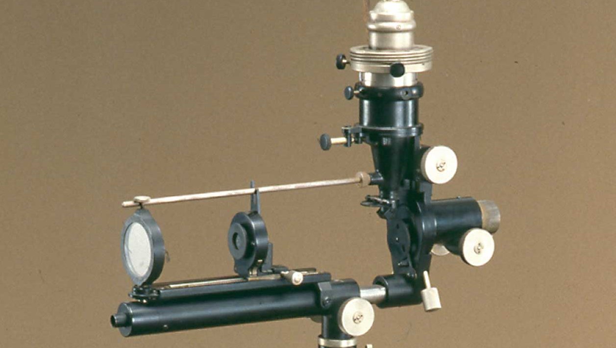 Allvar Gullstrand entwickelt das große Ophthalmoskop zur reflexfreien Beobachtung des Augenhintergrundes.