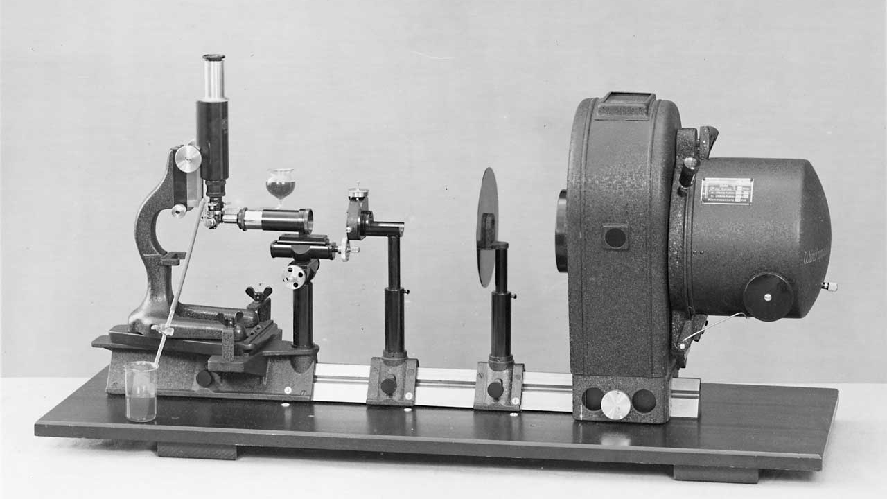 Erfindung des Ultra-Mikroskops durch Henry Siedentopf und Richard A. Zsigmondy. 