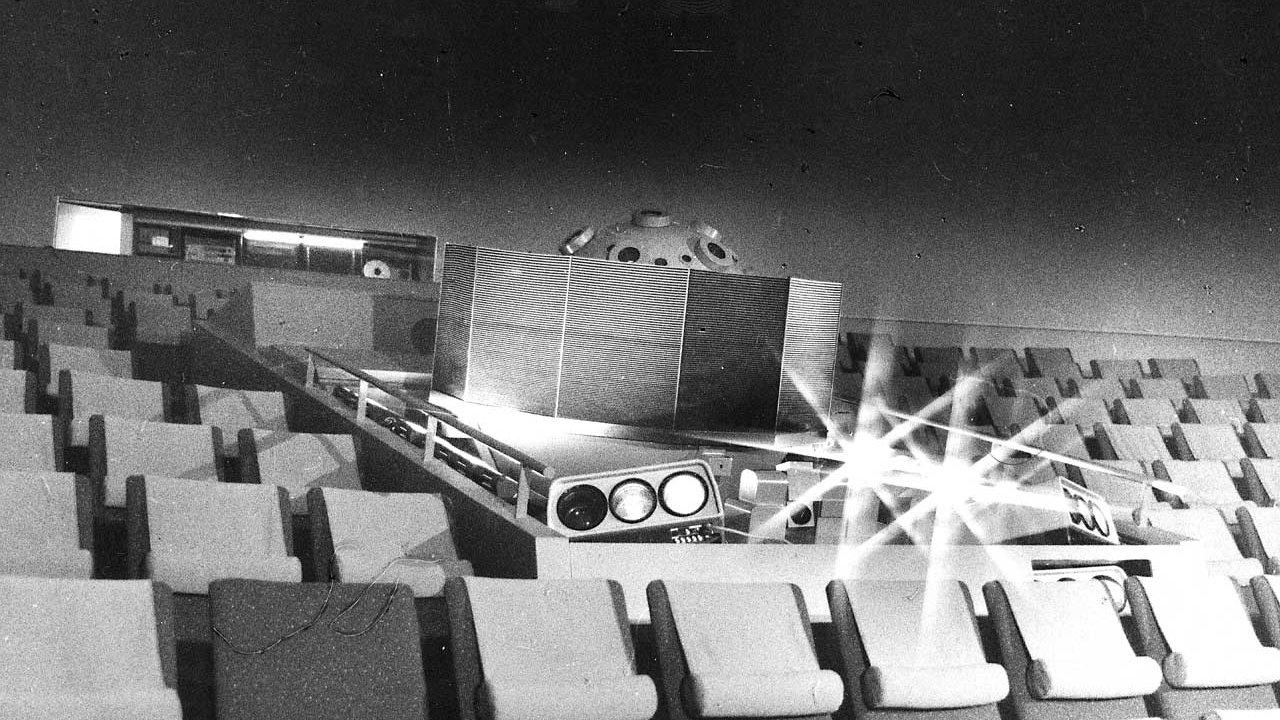 Planetariumsprojektor mit Faserprojektoren für geneigte Kuppeln.