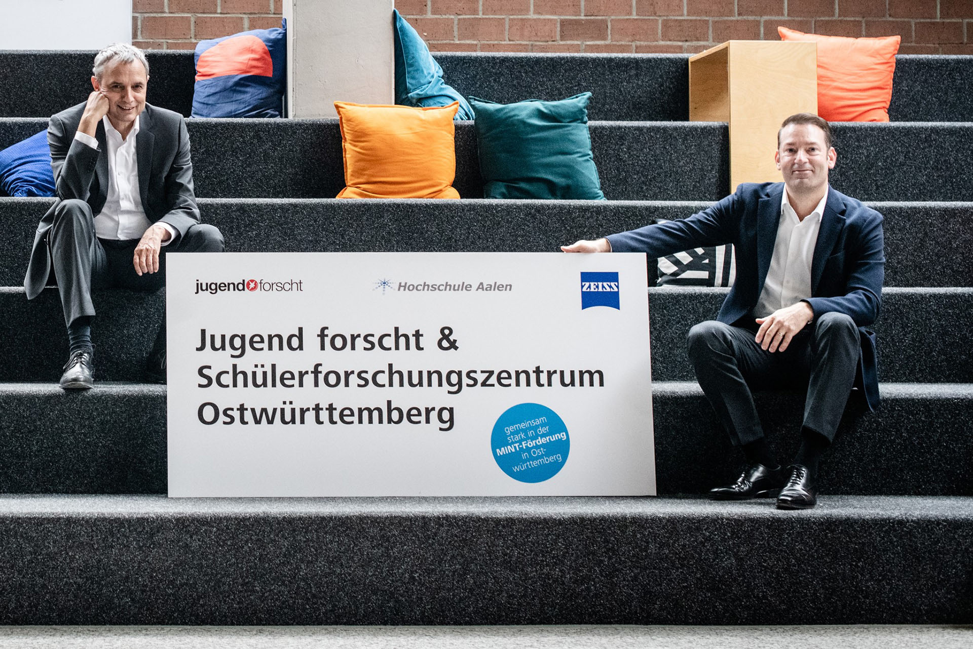 ZEISS erweitert Engagement für forschende Schüler mit der Hochschule Aaalen (v.l.n.r.: Professor Gerhard Schneider, Rektor der Hochschule Aalen und Dr. Marc Tremont, Leiter Projektmanagement Corporate Research and Technology ZEISS.)