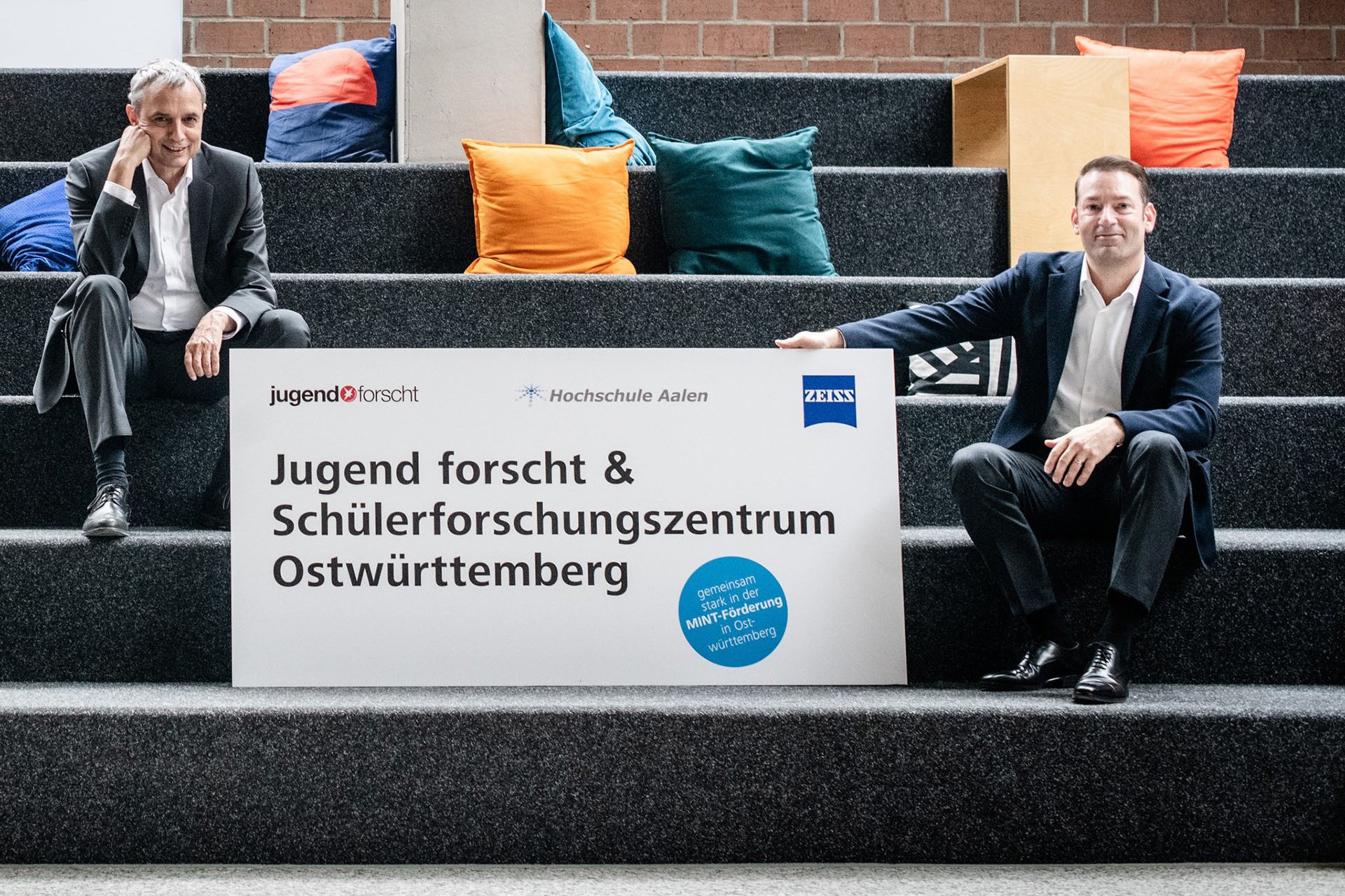 ZEISS erweitert Engagement für forschende Schüler mit der Hochschule Aaalen (v.l.n.r.: Professor Gerhard Schneider, Rektor der Hochschule Aalen und Dr. Marc Tremont, Leiter Projektmanagement Corporate Research and Technology ZEISS.)