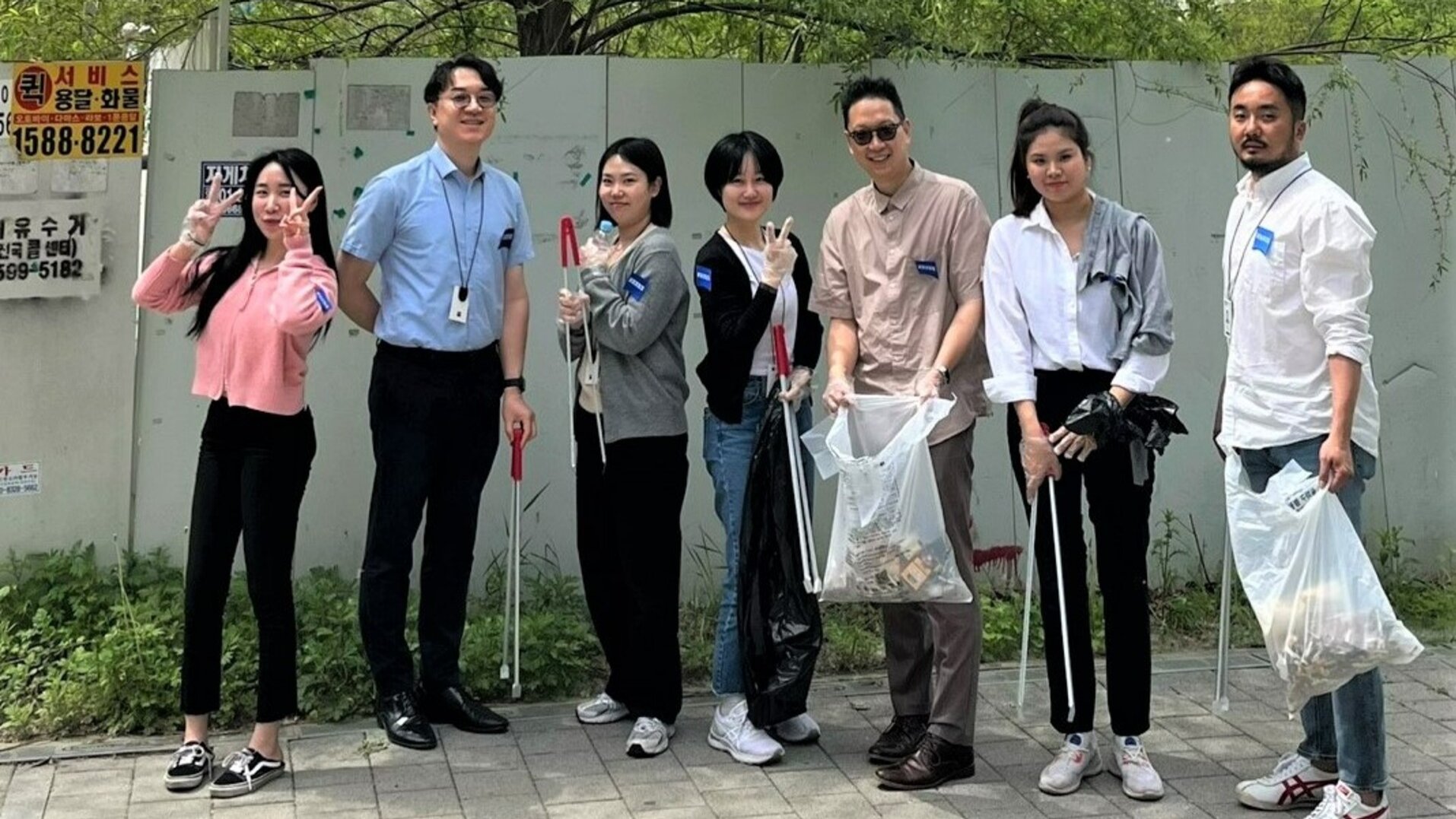 ZEISS Mitarbeitende in Korea sammeln Müll am Earth Day