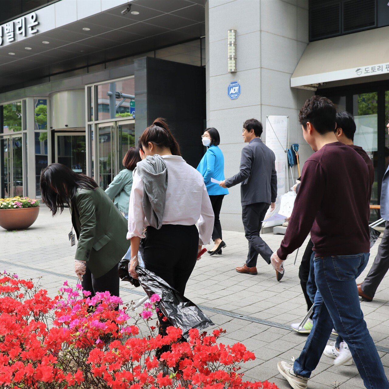 ZEISS Mitarbeitende in Korea sammeln Müll am Earth Day