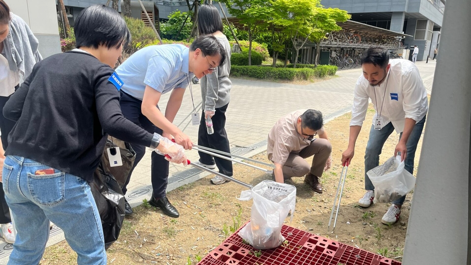 ZEISS Mitarbeitende in Korea sammeln Müll am Earth Day