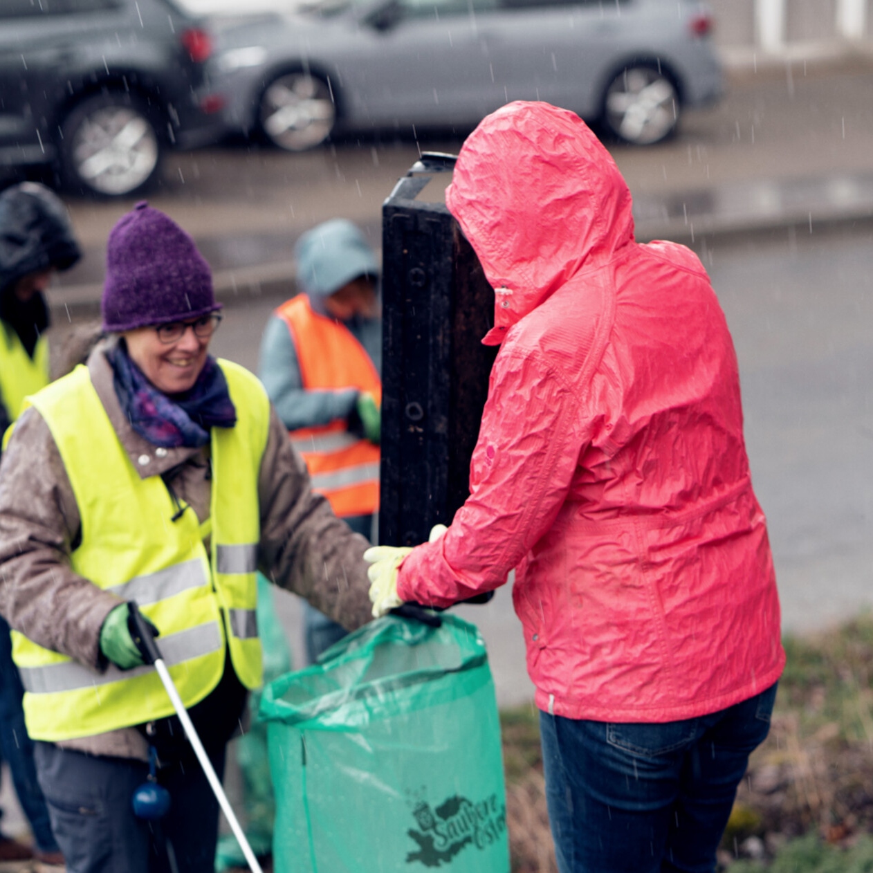 ZEISS Mitarbeitende sammeln Müll am Earth Day
