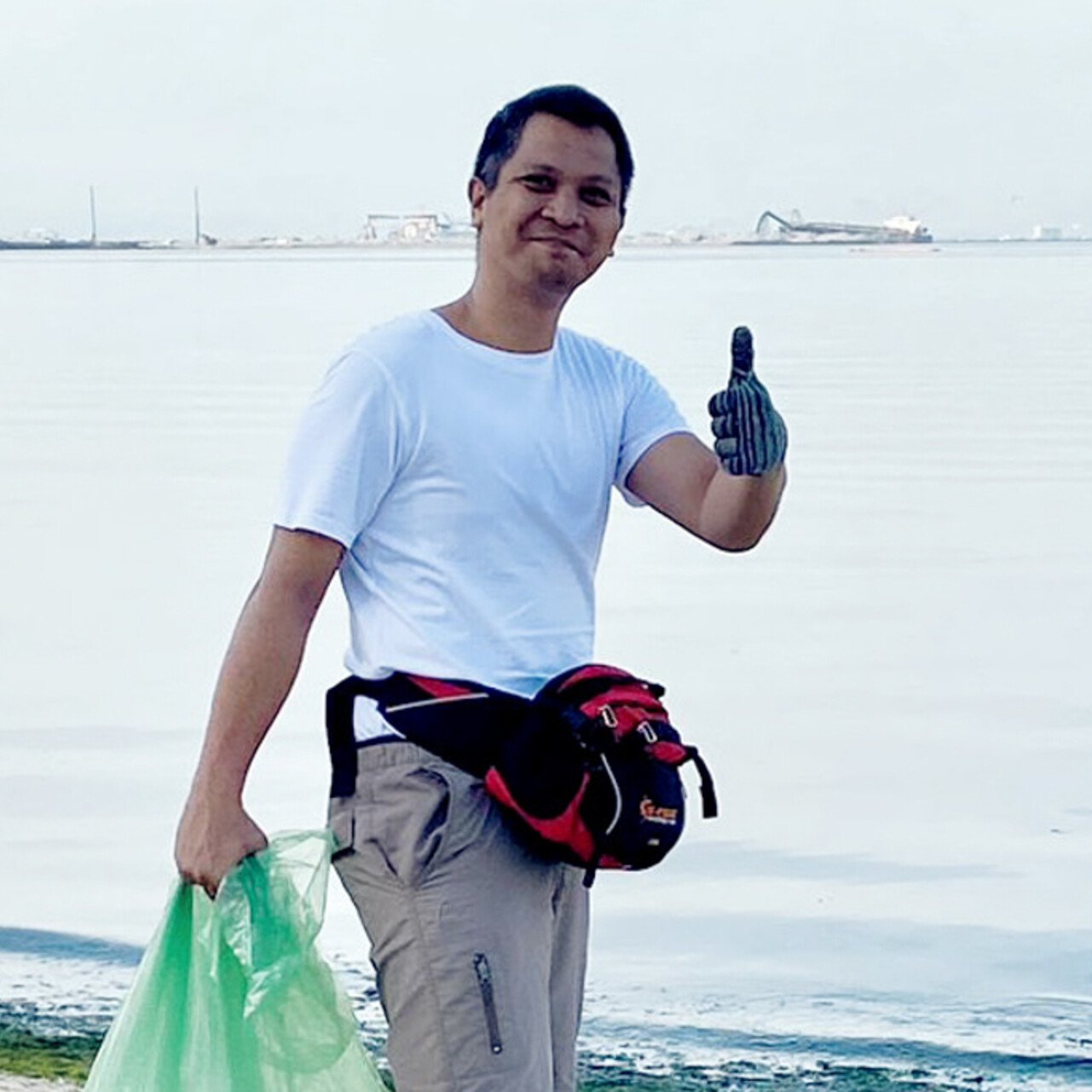 ZEISS Mitarbeitende auf den Philippinen sammeln Müll am Earth Day