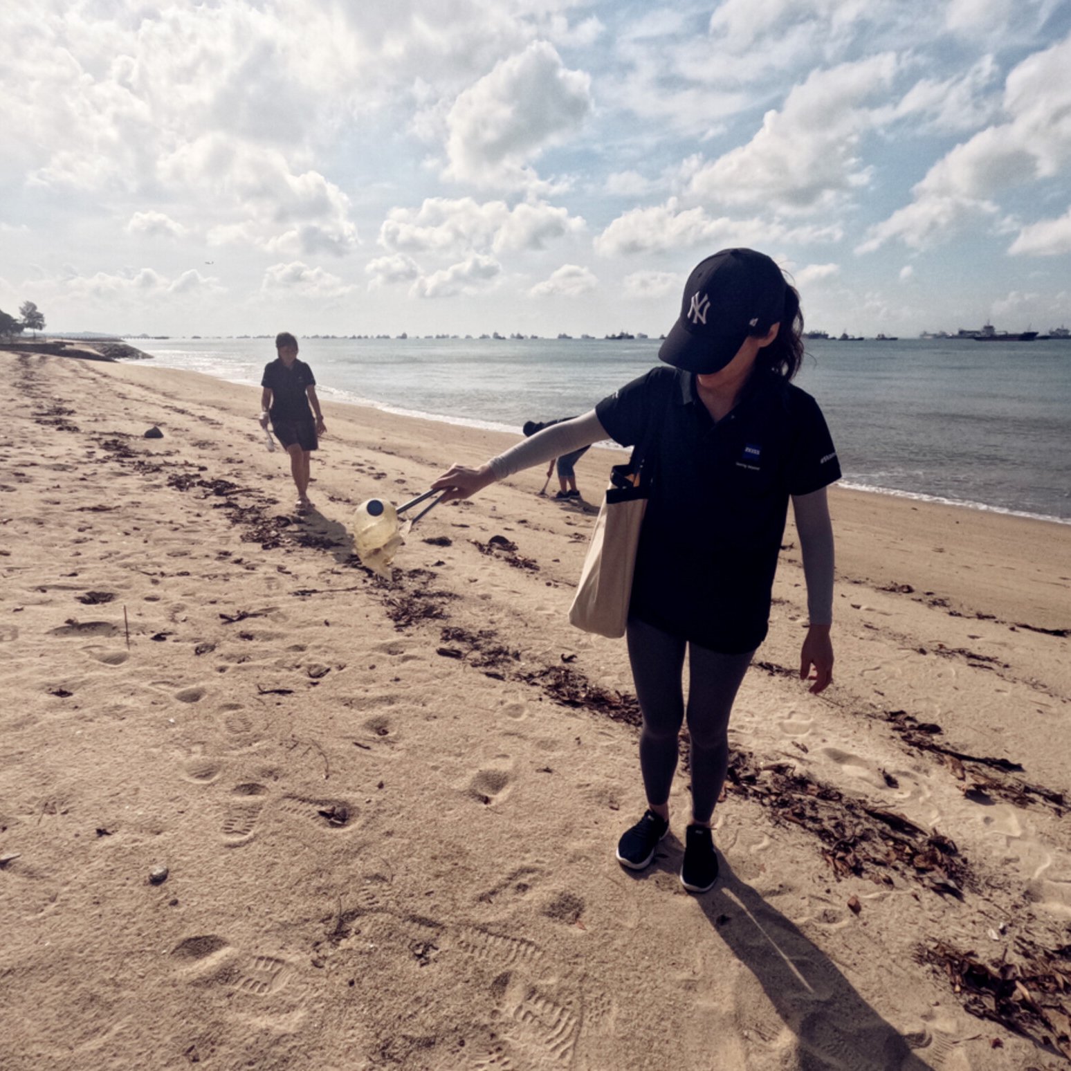 ZEISS Mitarbeitende in Singapur sammeln Müll am Earth Day