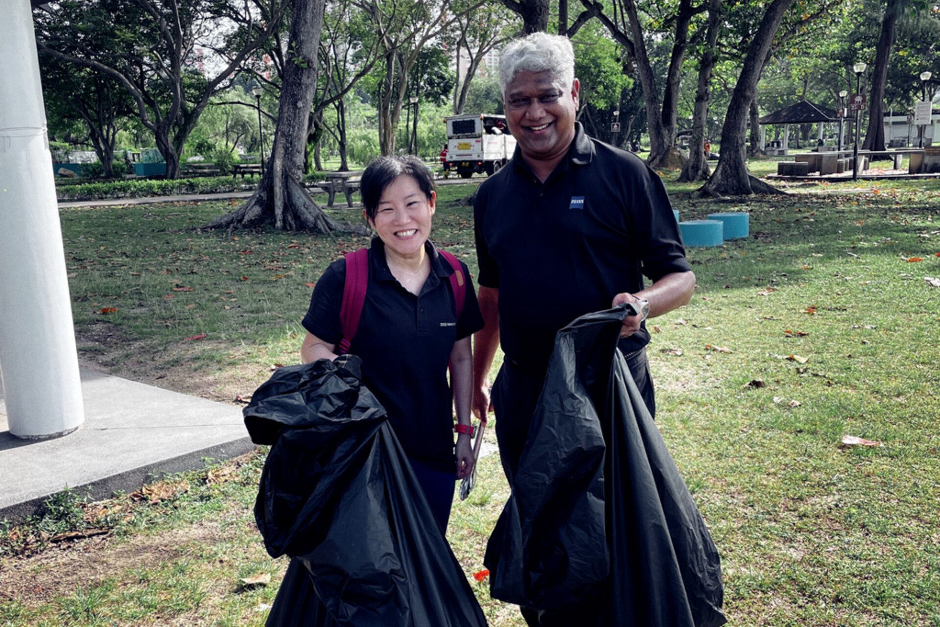 ZEISS Mitarbeitende in Singapur sammeln Müll am Earth Day