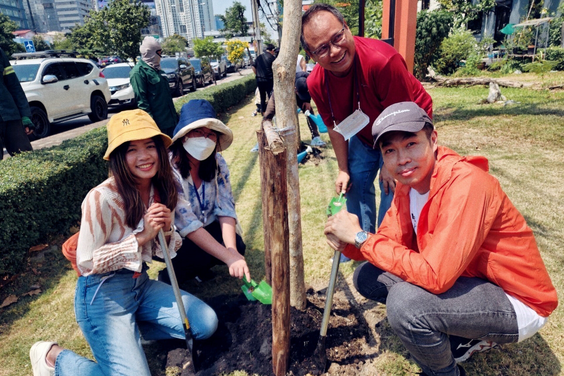 ZEISS Mitarbeitende in Thailand pflanzen Bäume am Earth Day