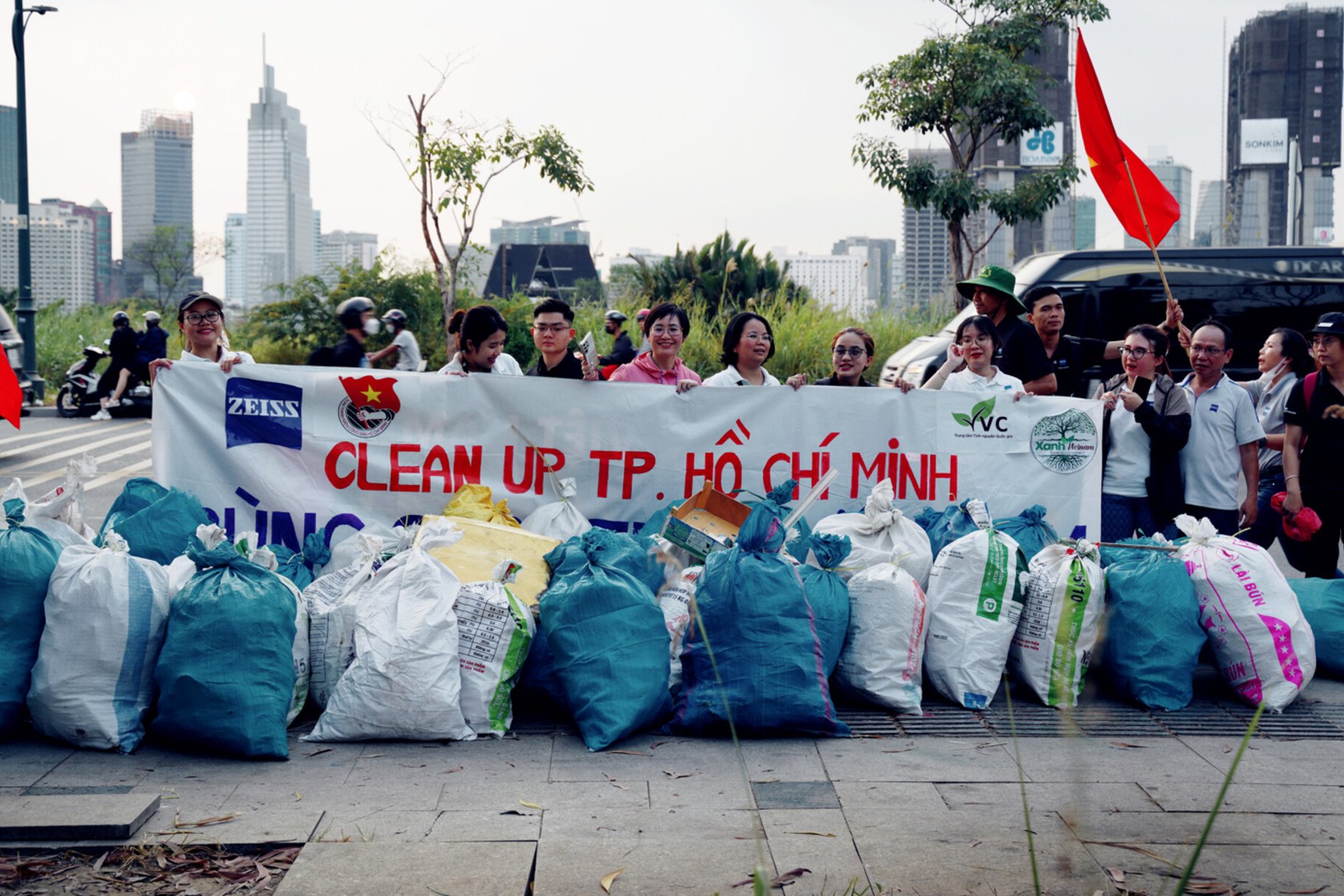 ZEISS Mitarbeitende in Vietnam (Ho Chi Mingh & Hanoi) sammeln Müll am Earth Day