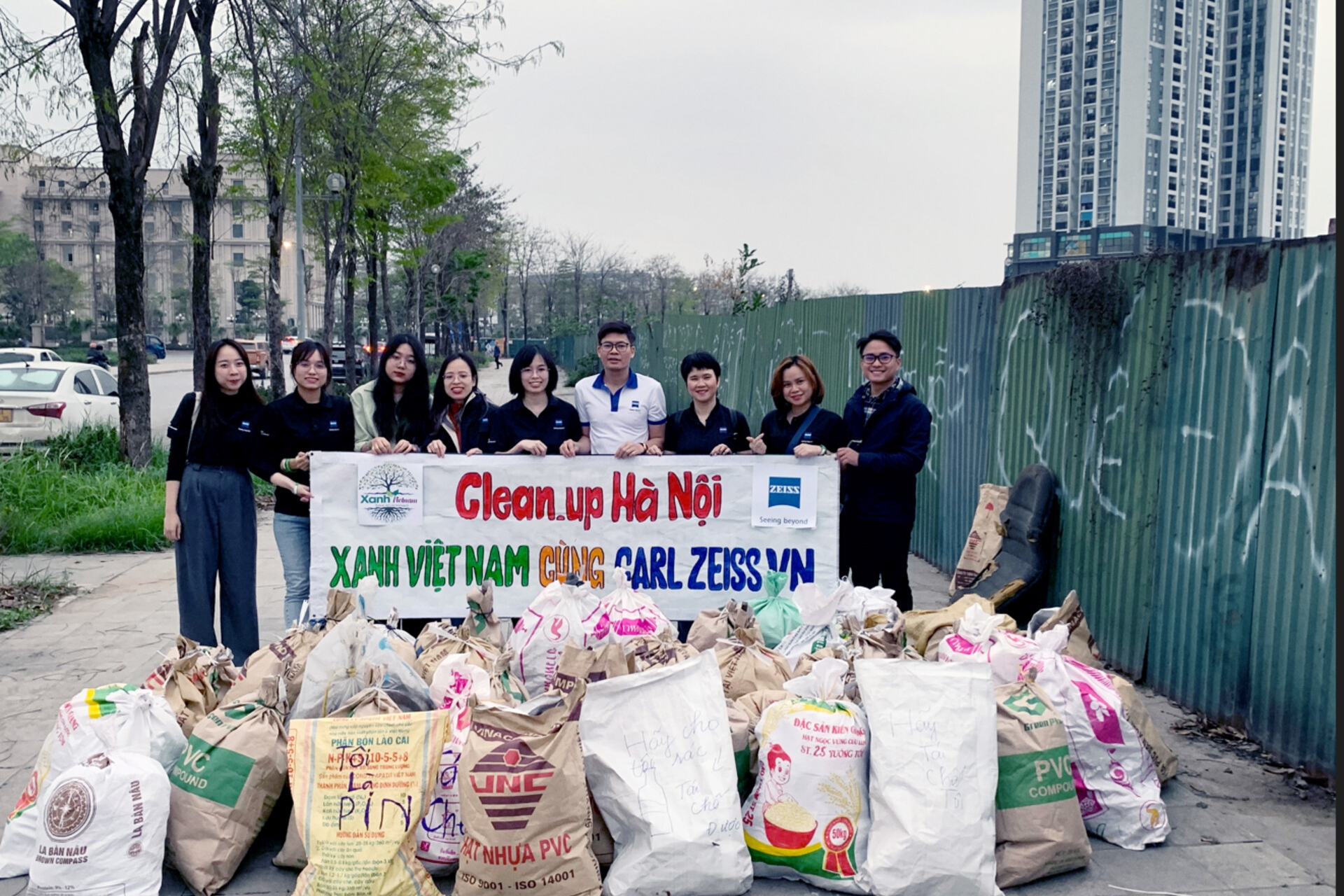 ZEISS Mitarbeitende in Vietnam (Ho Chi Mingh & Hanoi) sammeln Müll am Earth Day