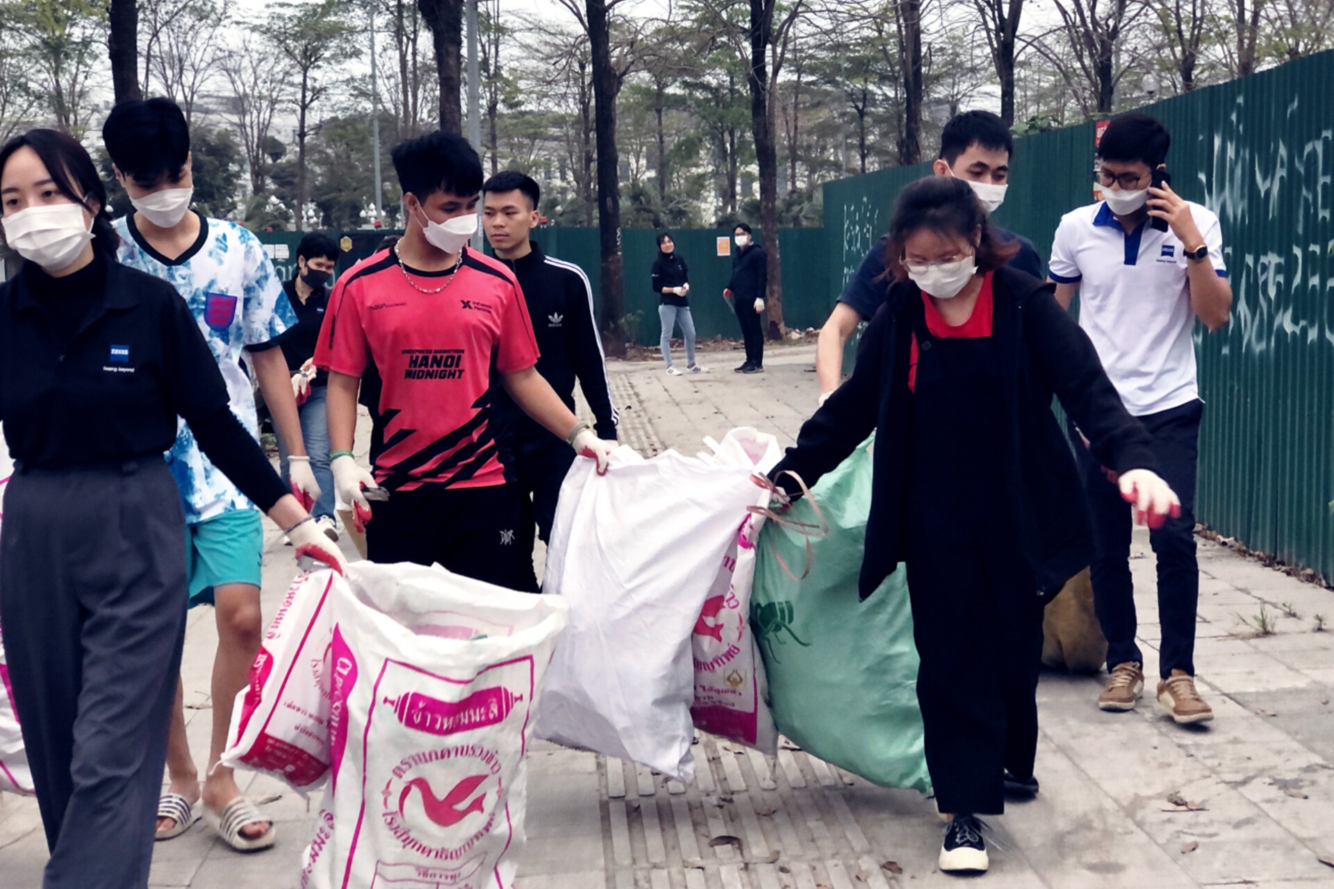 ZEISS Mitarbeitende in Vietnam (Ho Chi Mingh & Hanoi) sammeln Müll am Earth Day