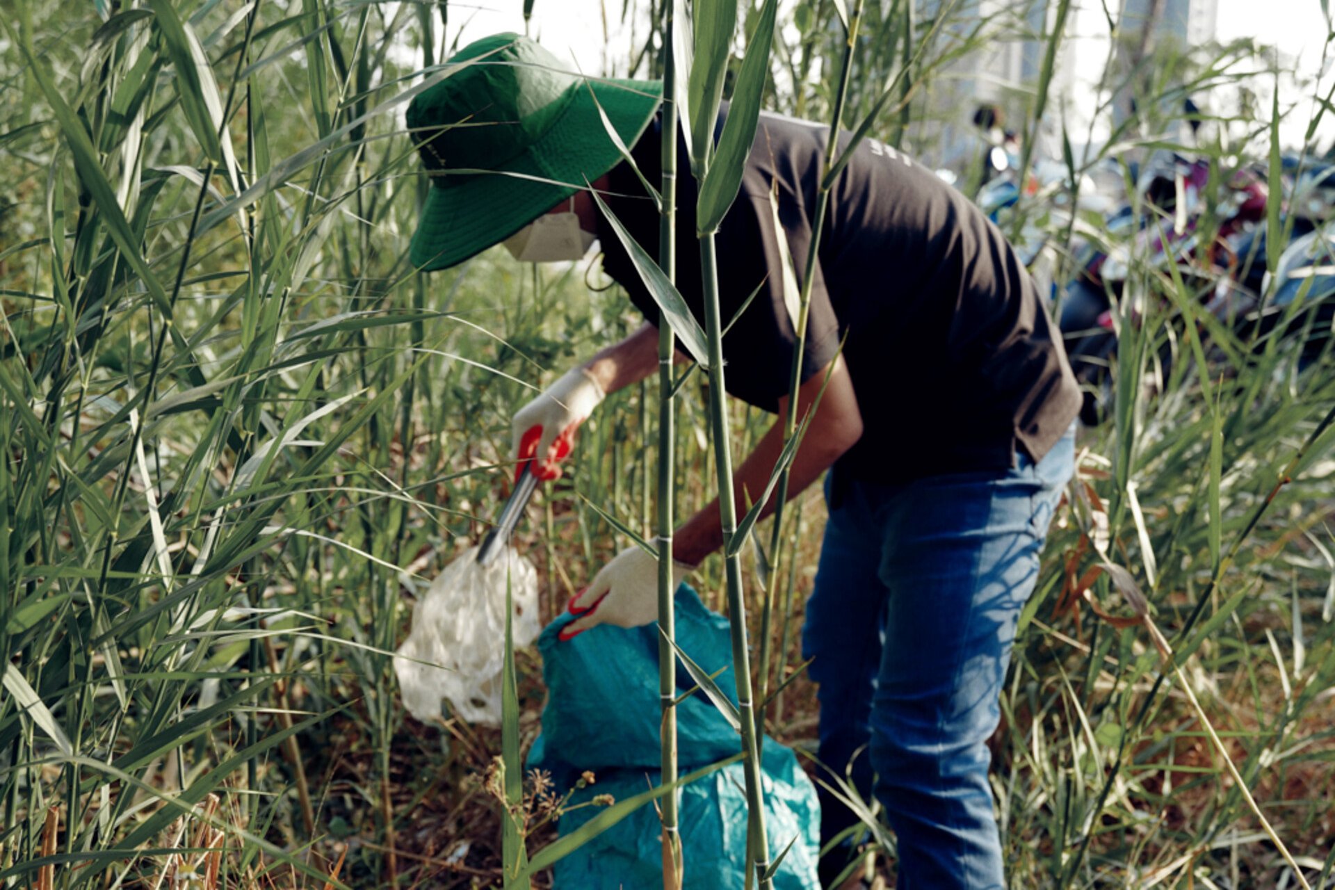ZEISS Mitarbeitende in Vietnam (Ho Chi Mingh & Hanoi) sammeln Müll am Earth Day