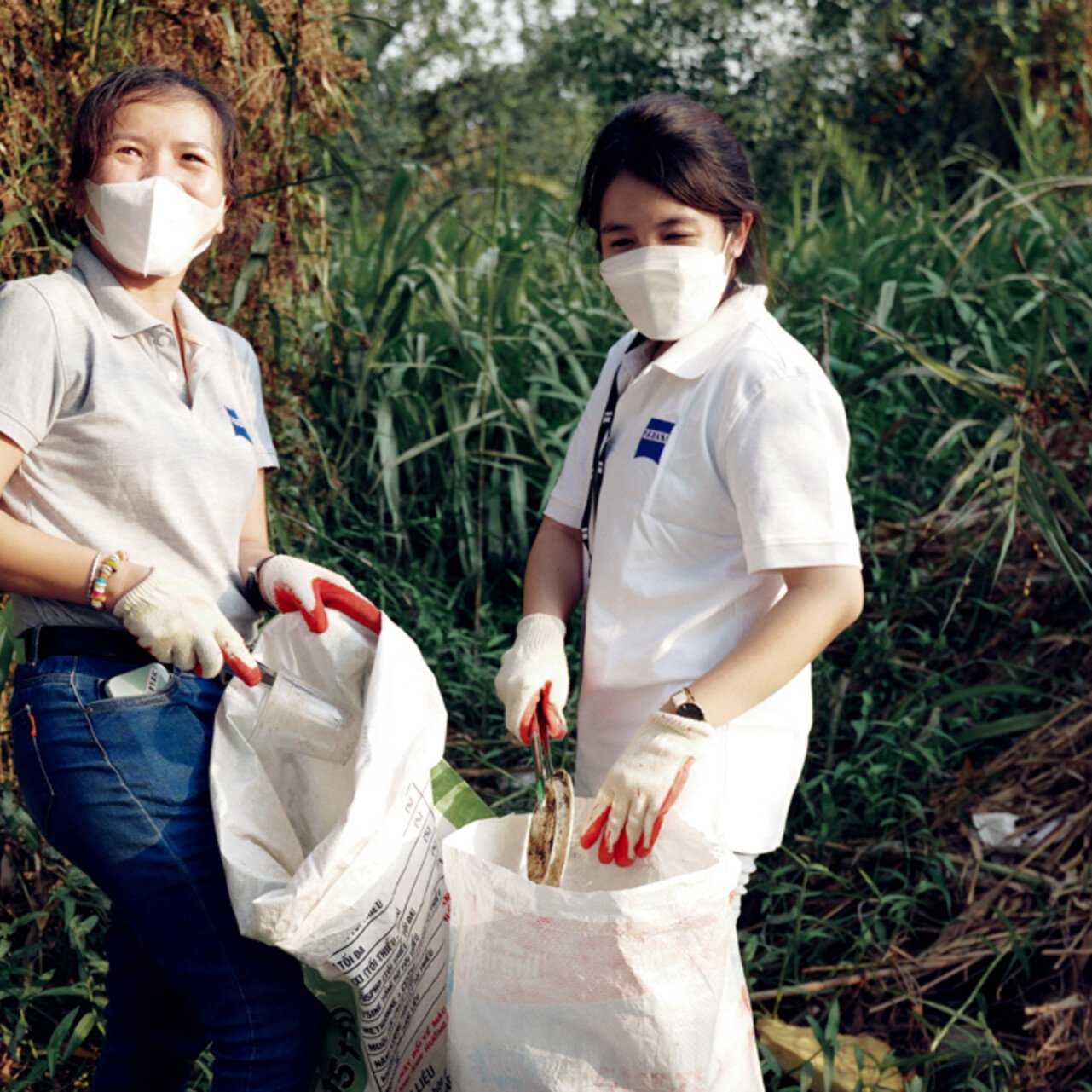 ZEISS Mitarbeitende in Vietnam (Ho Chi Mingh & Hanoi) sammeln Müll am Earth Day