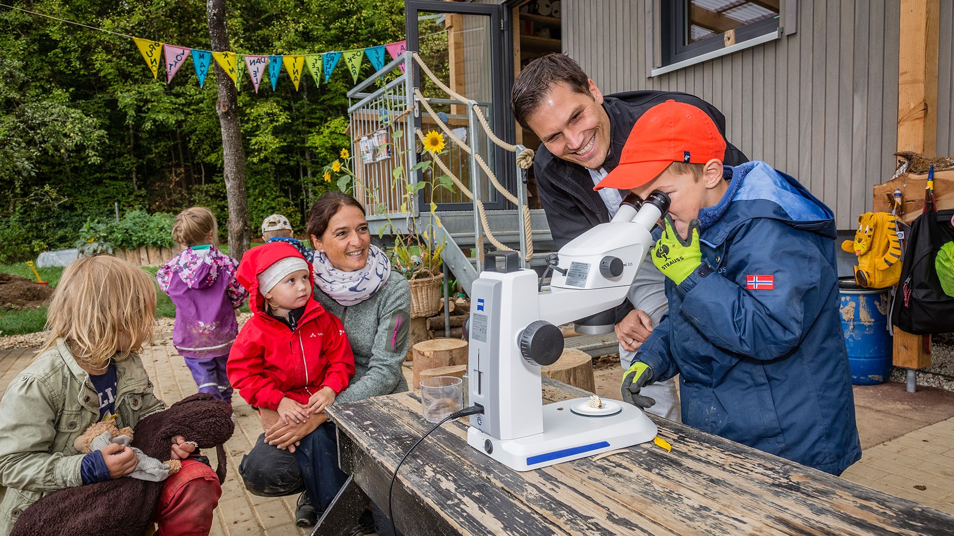 ZEISS Mikroskopspezialist Dr. Frank Vogler richtete das ZEISS Stemi 305 ein und zeigte den Kindern und Erzieherinnen, wie das Stereomikroskop funktioniert.