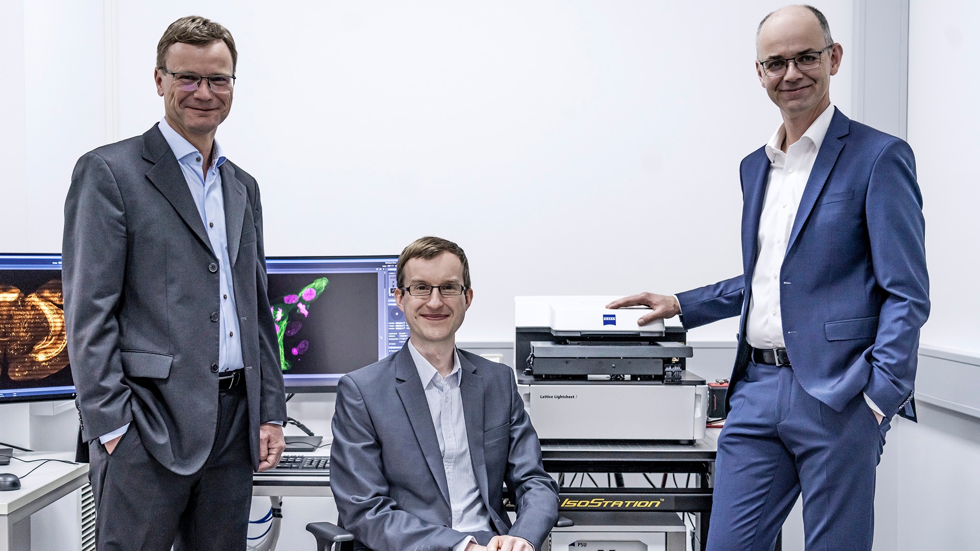 Ralf Wolleschensky, Dr. Jörg Siebenmorgen und Dr. Thomas Kalkbrenner (v.l.) wurden für die Entwicklung des Mikroskopsystems ZEISS Lattice Lightsheet 7 mit dem Deutschen Zukunftspreis 2022 ausgezeichnet.