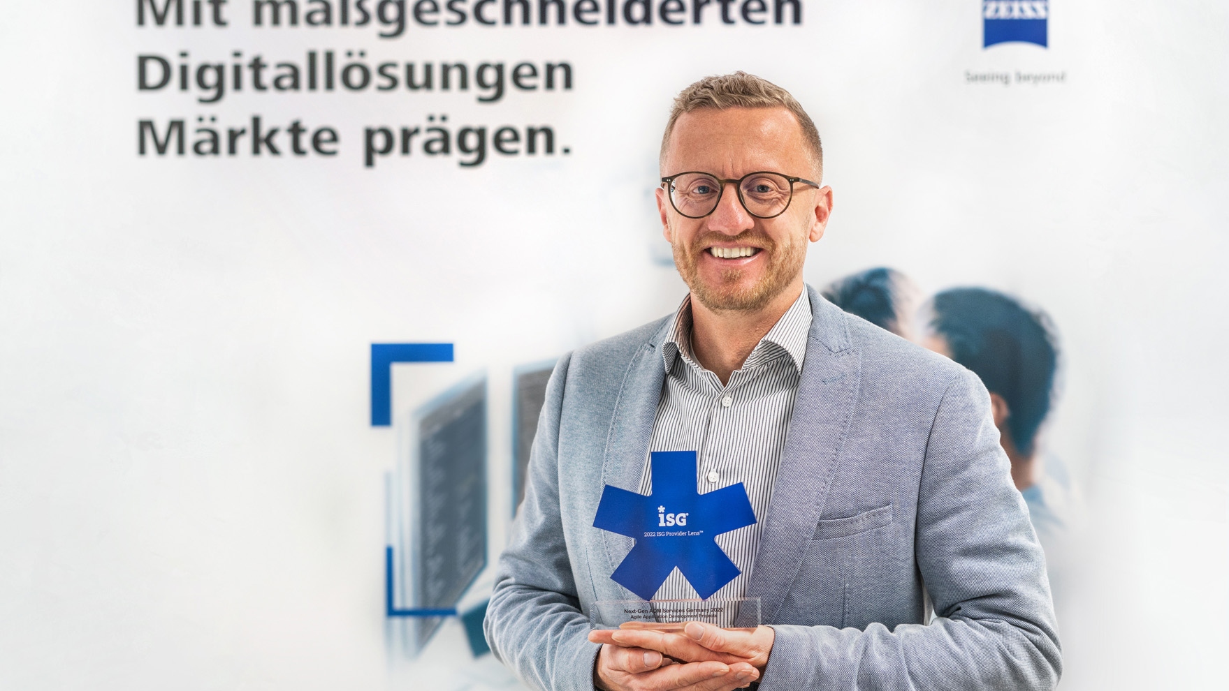 Alfred Mönch, Managing Director ZEISS Digital Innovation, mit dem ISG-Award 2022