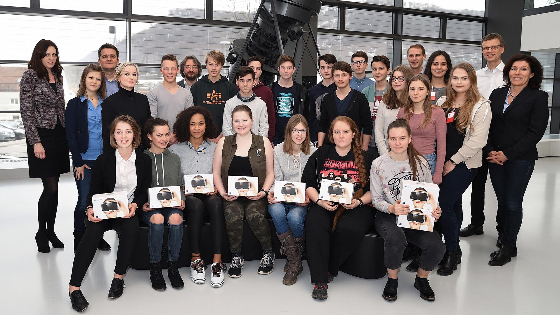 Insgesamt 21 Schüler des Parler-Gymnasiums in Schwäbisch Gmünd haben sich an einem mit ZEISS initiierten Pilotprojekt zum Thema Virtual Reality beteiligt und interessante Anwendungen entwickelt.