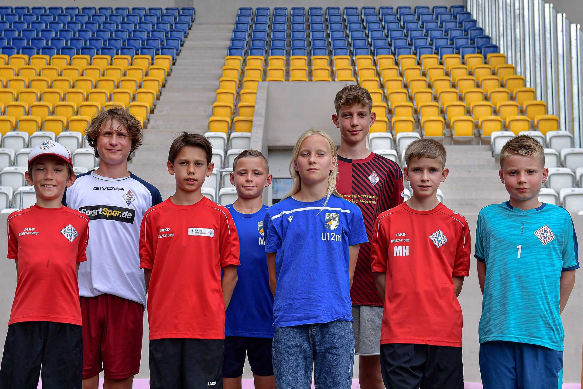 Die geehrten Fußballerinnen und Fußballer bei der Nachwuchsehrung der Kinder- und Jugendfußballstiftung Jena.