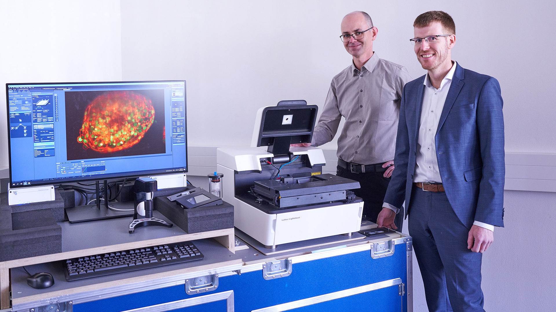 Tag der Mikroskopie 2022: Dr. Michael Albiez, Geschäftsführer der Carl Zeiss Microscopy GmbH, und ZEISS-Mikroskopspezialist Dr. Thomas Kalkbrenner (v.r.), dessen Team für die Entwicklung des ZEISS Lattice Lightsheet 7 für den Deutschen Zukunftspreis 2022 nominiert ist.