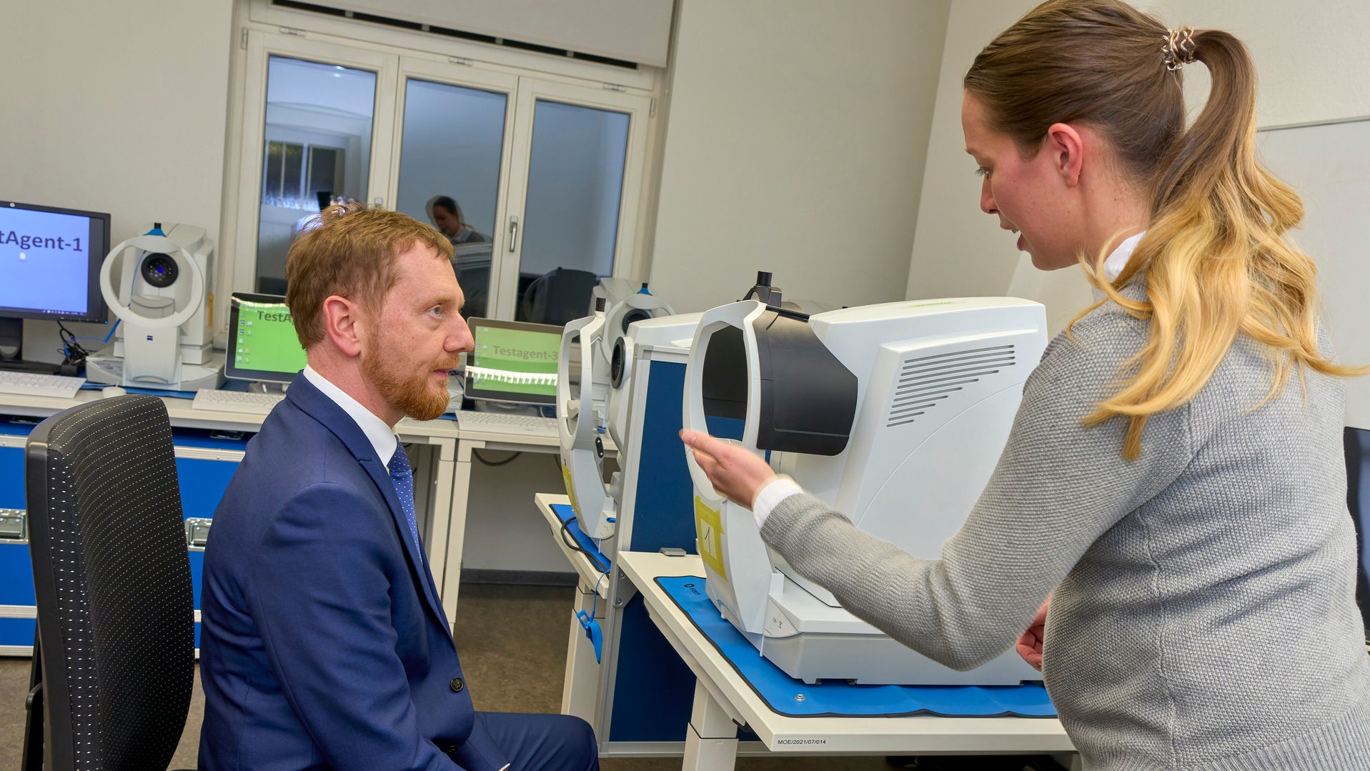Karolin Möhler von ZEISS Digital Innovation gab Sachsens Ministerpräsident Michael Kretschmer einen Einblick in die Funktionsweise eines optischen Biometers von ZEISS – ein Gerät, dass in der Kataraktbehandlung für die Berechnung künstlicher Linsen eigesetzt wird.
