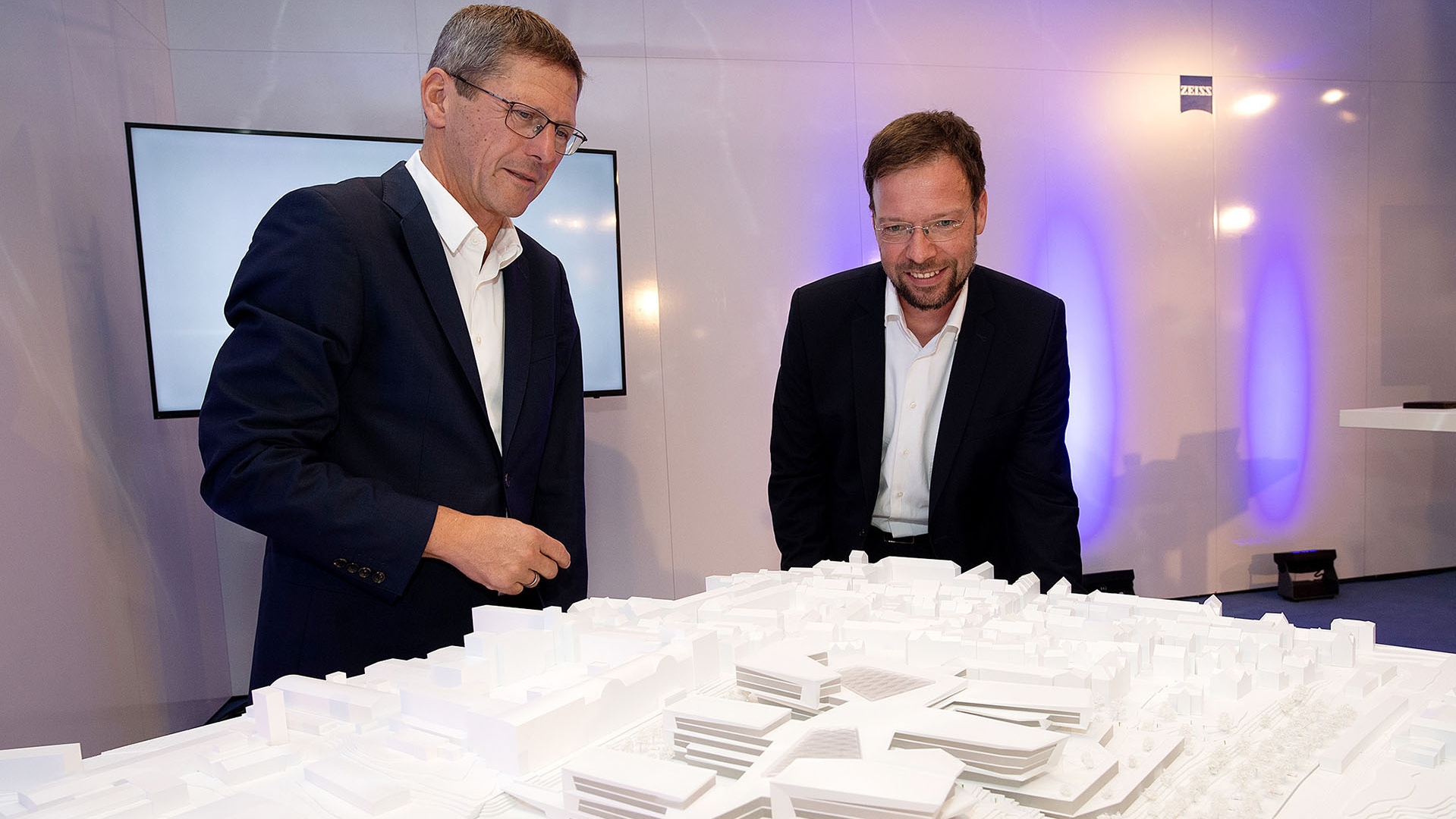 Prof. Dr. Michael Kaschke, Vorstandsvorsitzender der Carl Zeiss AG, und Dr. Thomas Nitzsche, Oberbürgermeister der Stadt Jena (v.l.), stellten heute das Ergebnis des Architekturwettbewerbs für den neuen Hightech-Standort von ZEISS in Jena vor.