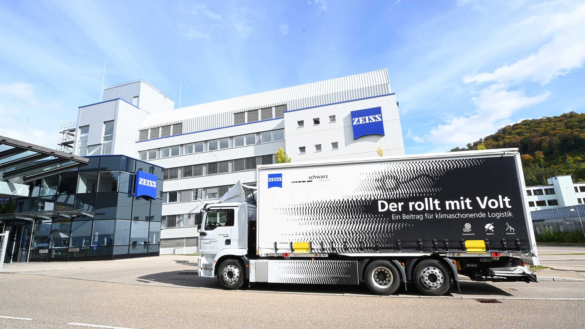 Der batterieelektrisch angetriebenen Lkw MAN eTGM der Firma Schwarz Logistik GmbH wird in der Testphase drei- bis viermal täglich zwischen Herbrechtingen und Oberkochen pendeln, um die aktuell abgerufenen Vorprodukte für die ZEISS Fertigung zuzustellen.