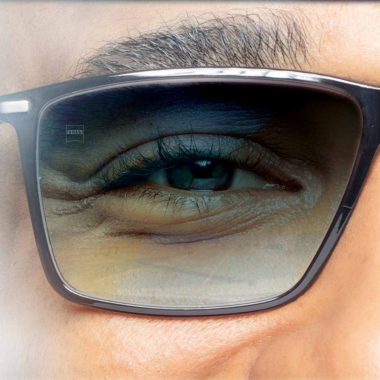 Abbildung eines getönten ZEISS Brillenglases mit Sonnenschutzbeschichtung auf der Vorder- und Rückseite