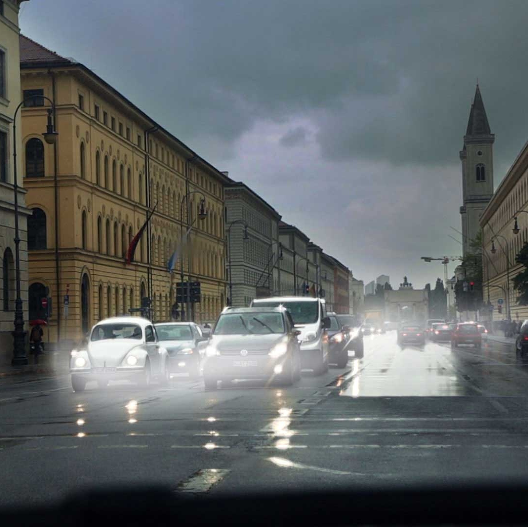 Schlechte Sicht bei widrigen Lichtverhältnissen, z. B. bei Regen, in der Dämmerung oder nachts 