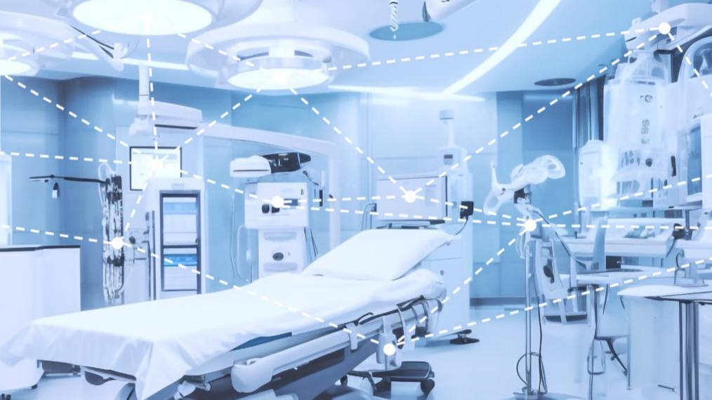 Moderner Operationssaal, ausgestattet mit fortschrittlicher Medizintechnik und vernetzten ZEISS-Geräten.