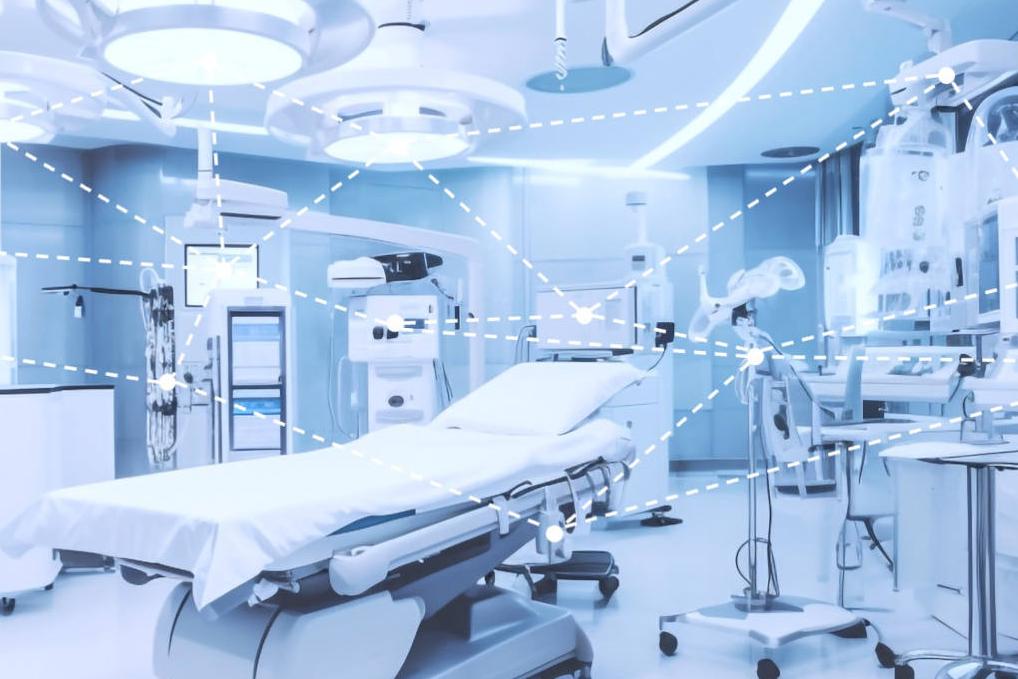 Moderner Operationssaal, ausgestattet mit fortschrittlicher Medizintechnik und vernetzten ZEISS-Geräten.