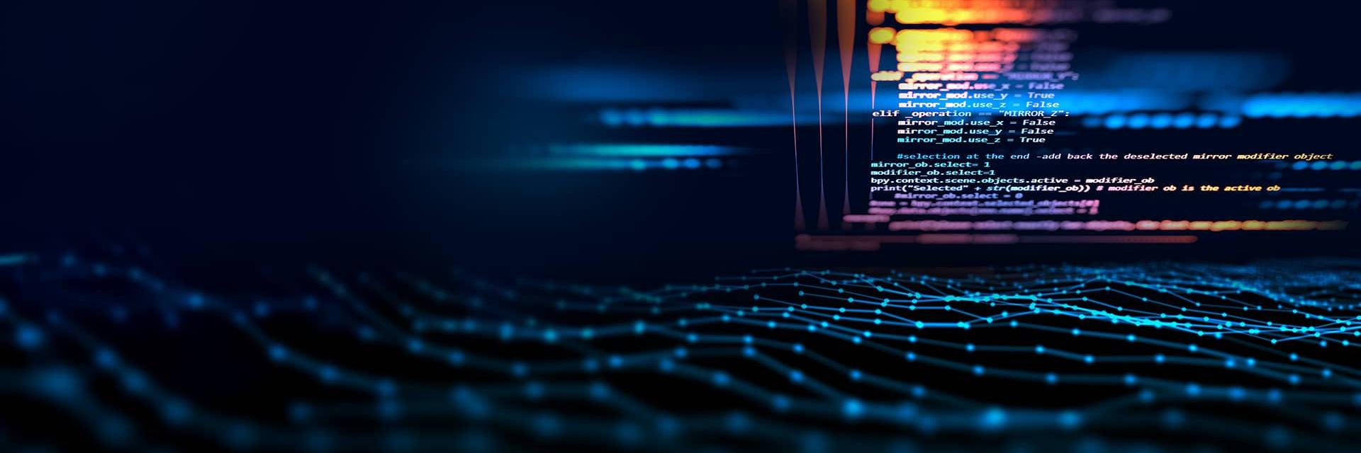 Digitale Illustration eines in zwei Hälften geteilten Gehirns, wobei eine Seite eine Platine darstellt und die andere Seite neuronale Verbindungen, auf blauem Hintergrund mit Binärcode.