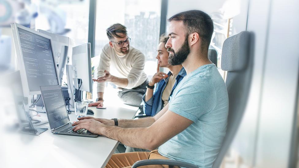 Personen, die am Computer arbeiten