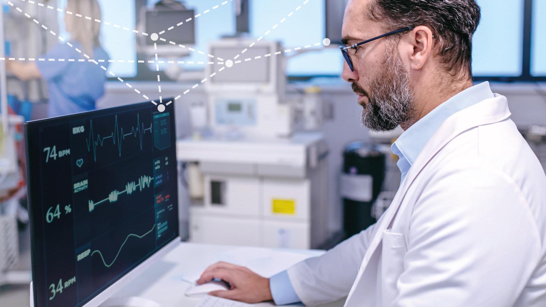 Ein Arzt im weißen Laborkittel analysiert in einer modernen medizinischen Einrichtung die Vitalzeichen eines Patienten auf einem hochauflösenden Monitor, wobei ZEISS-Technologie in die Umgebung integriert ist.