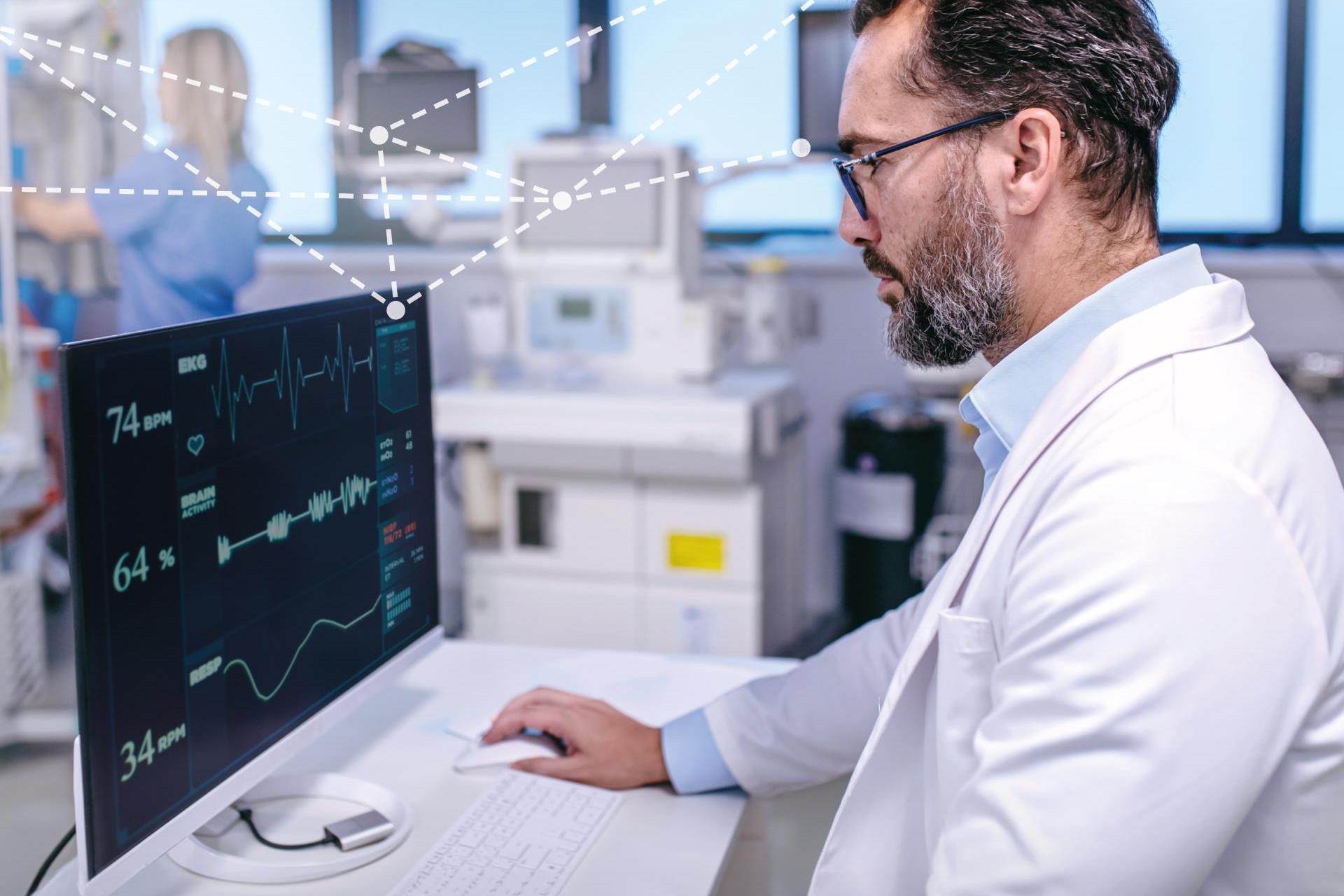 Ein Arzt im weißen Laborkittel analysiert in einer modernen medizinischen Einrichtung die Vitalzeichen eines Patienten auf einem hochauflösenden Monitor, wobei ZEISS-Technologie in die Umgebung integriert ist.