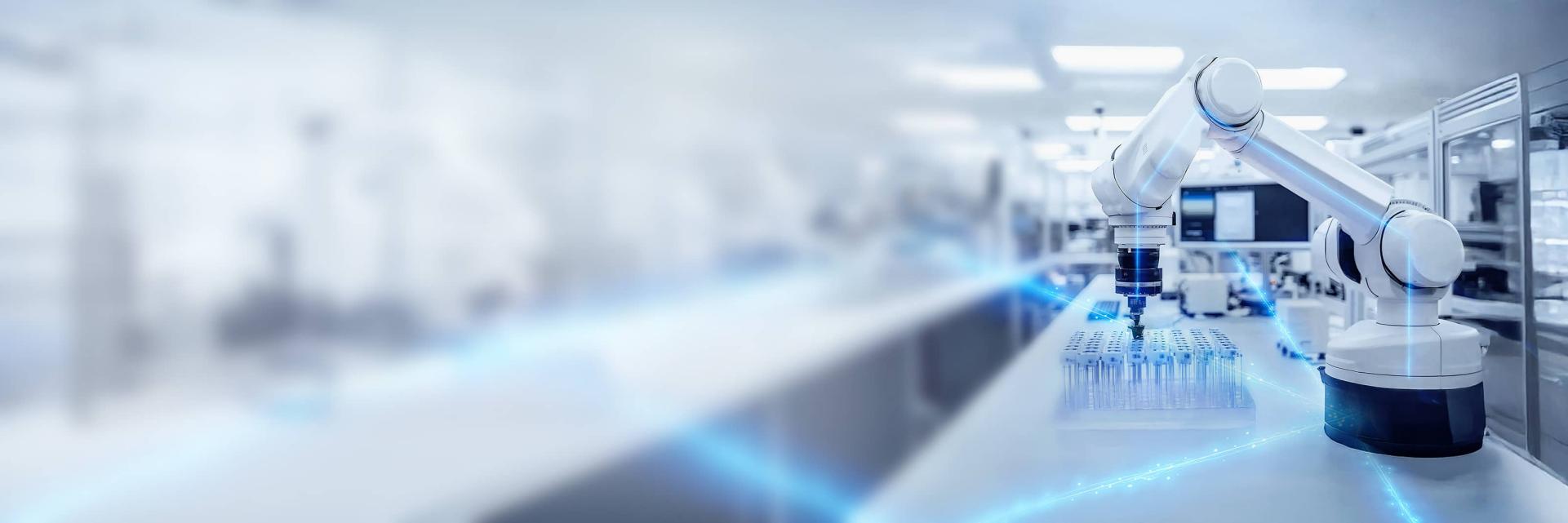 Roboterarm, der in einer hochtechnologischen, automatisierten Laborumgebung mit fortschrittlicher Ausrüstung und Beleuchtung arbeitet und die ZEISS-Technologie repräsentiert.