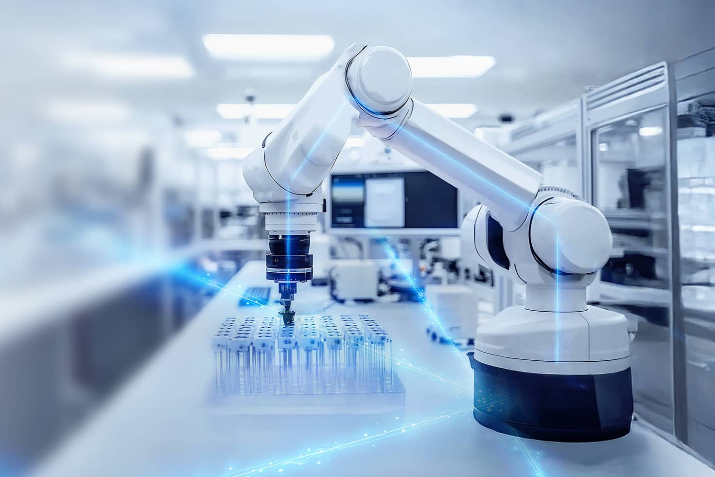 Roboterarm, der in einer hochtechnologischen, automatisierten Laborumgebung mit fortschrittlicher Ausrüstung und Beleuchtung arbeitet und die ZEISS-Technologie repräsentiert.