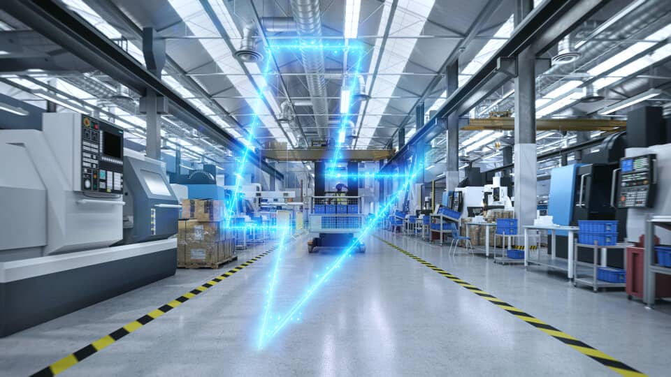 Moderne Industrieanlage mit fortschrittlicher Maschinenausstattung und einem leuchtend blaue Logo, das mittig über dem Produktionsbereich eingeblendet ist.