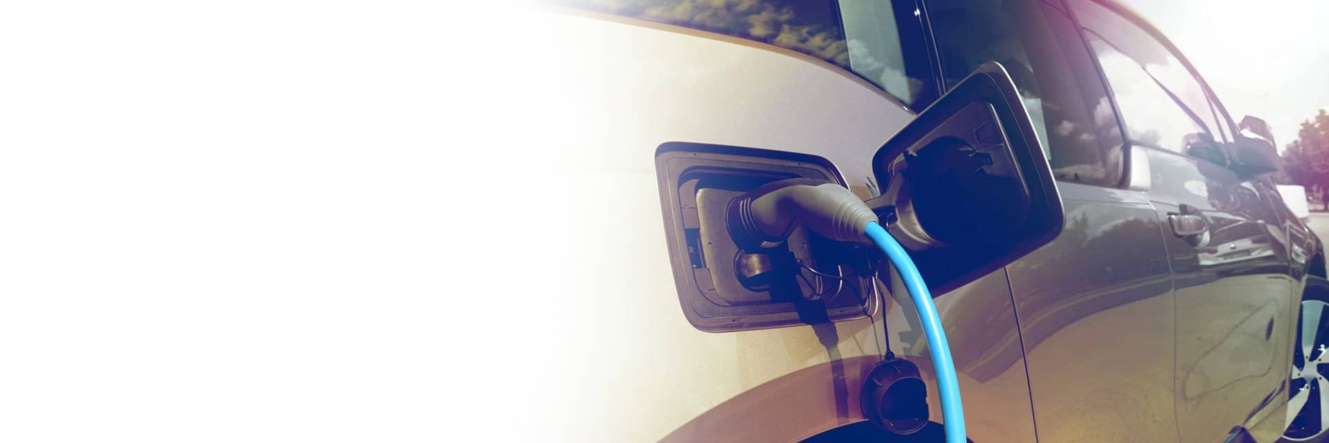 Auto beim elektrisch tanken