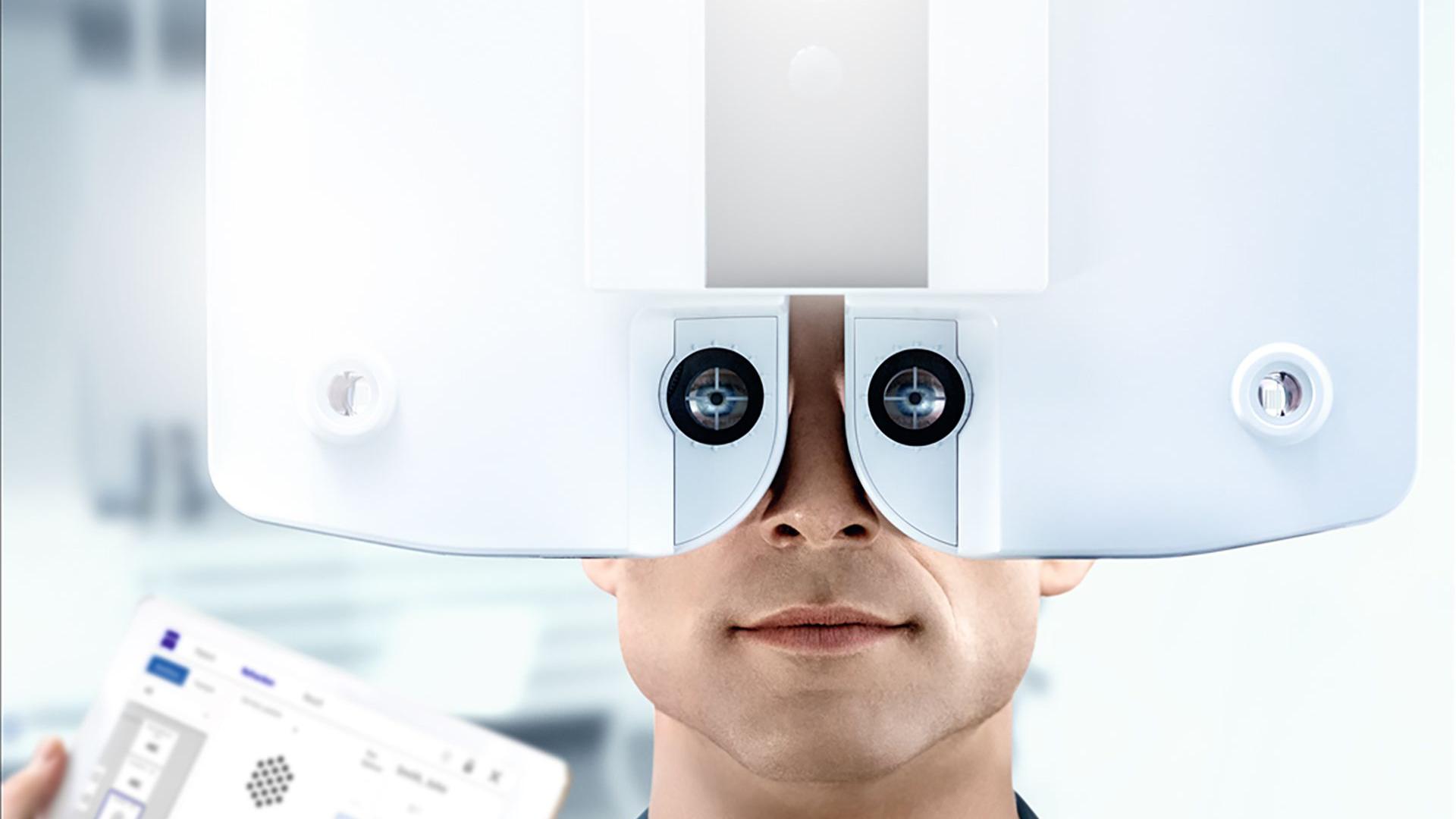 Augenärztin beim Vermessen der Sehkraft.