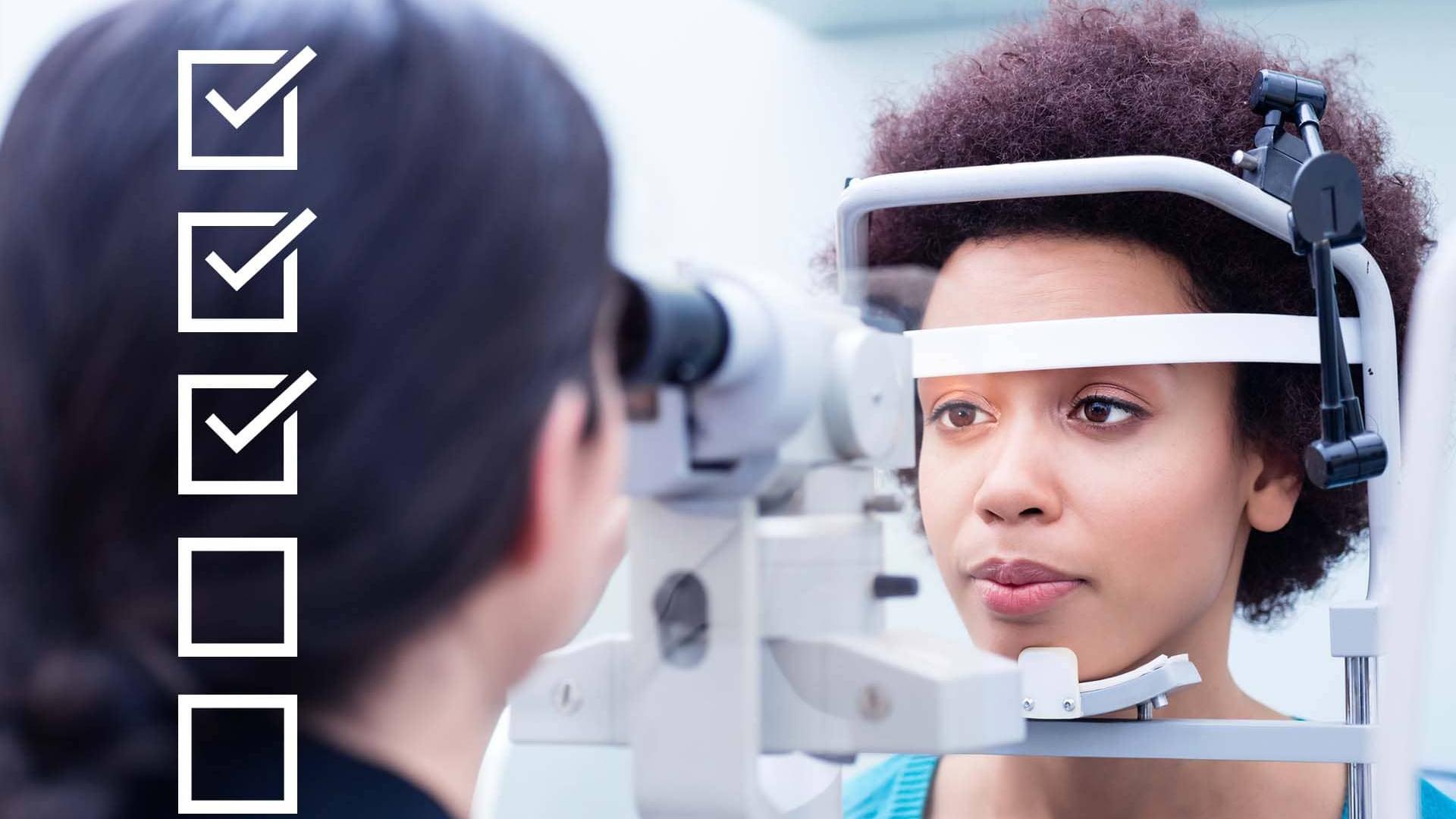 Zwei Personen testen ein ZEISS Augenoptik-Gerät